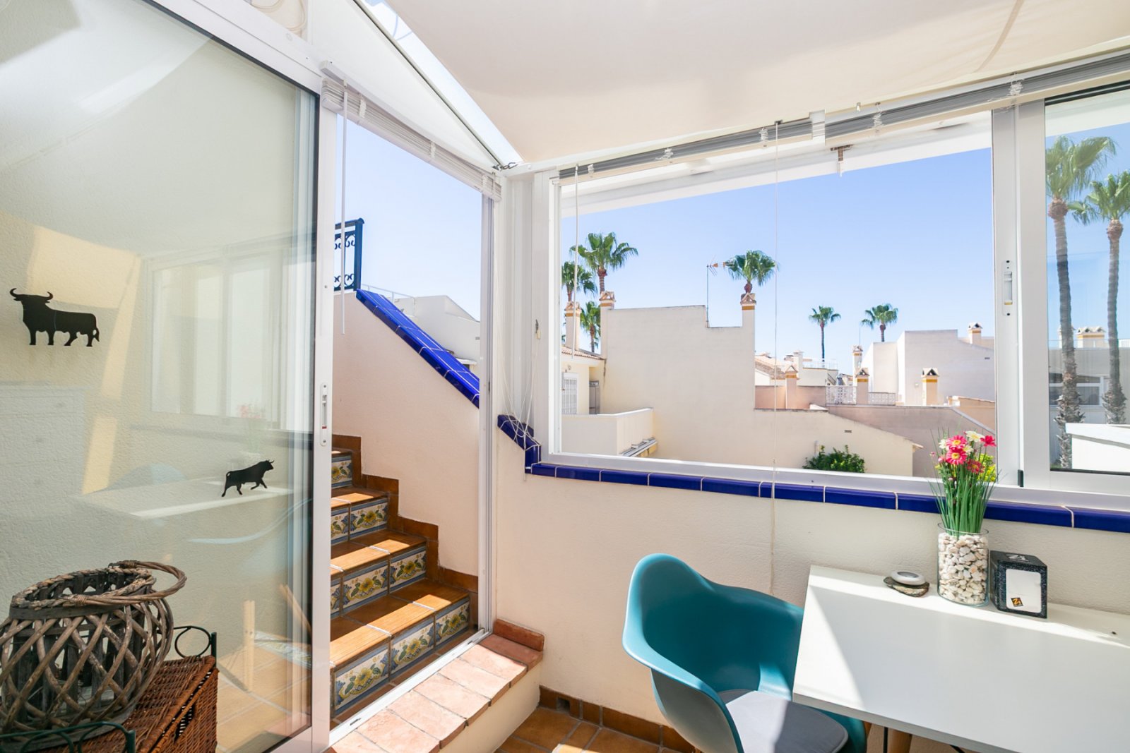Entdecken Sie diesen wunderschönen Bungalow im Obergeschoss in der beliebten Wohnanlage Residencial Jerez in Playa Flamenca, einer der begehrtesten W
