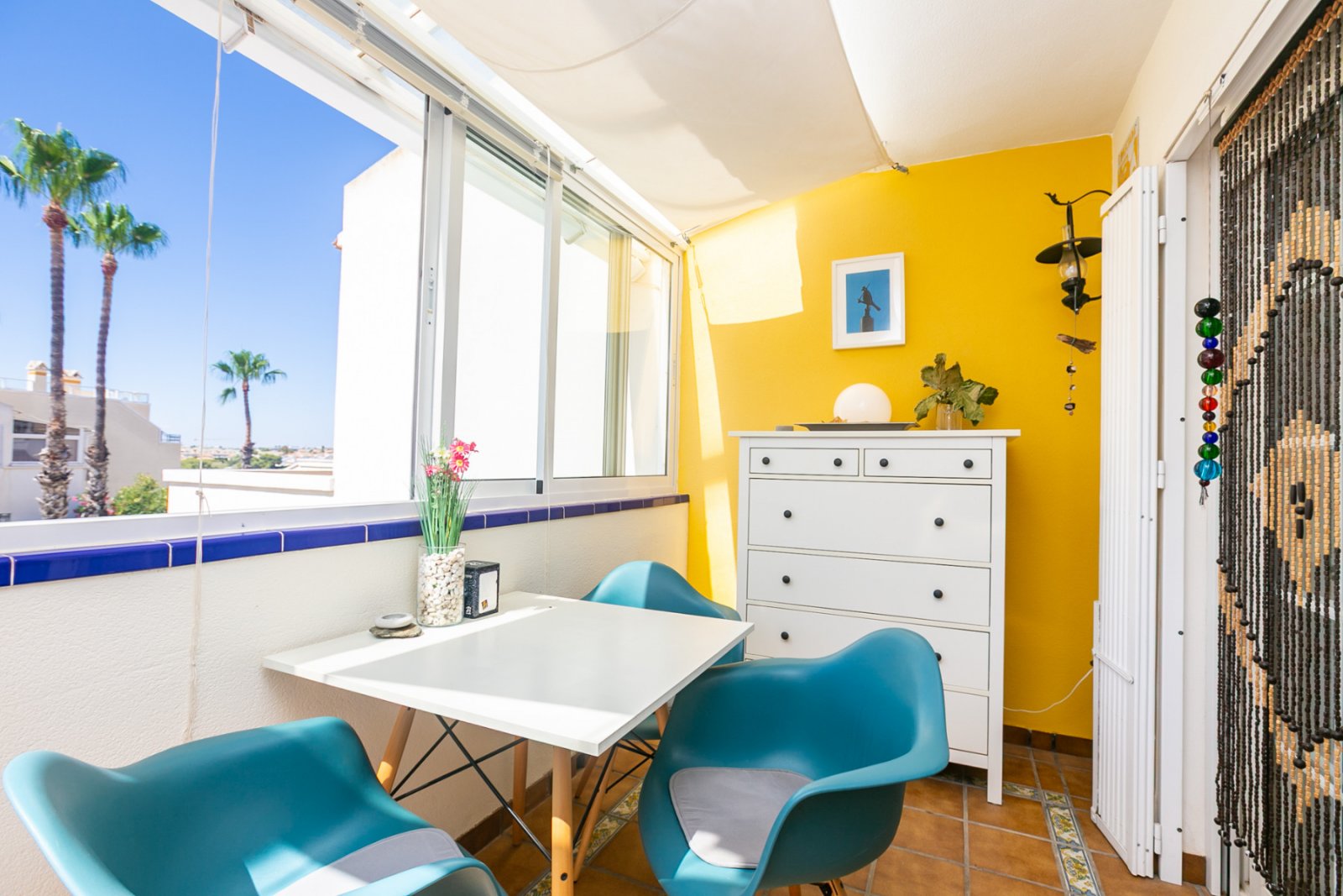 Entdecken Sie diesen wunderschönen Bungalow im Obergeschoss in der beliebten Wohnanlage Residencial Jerez in Playa Flamenca, einer der begehrtesten W