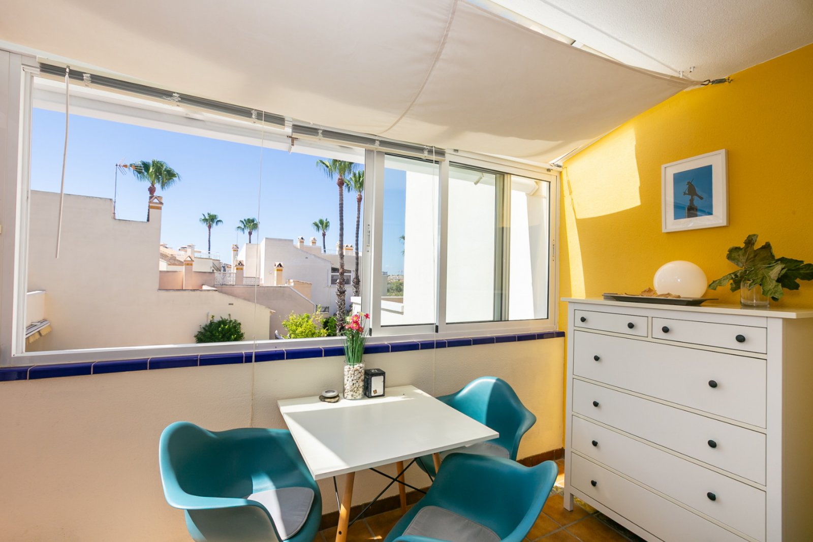 Entdecken Sie diesen wunderschönen Bungalow im Obergeschoss in der beliebten Wohnanlage Residencial Jerez in Playa Flamenca, einer der begehrtesten W