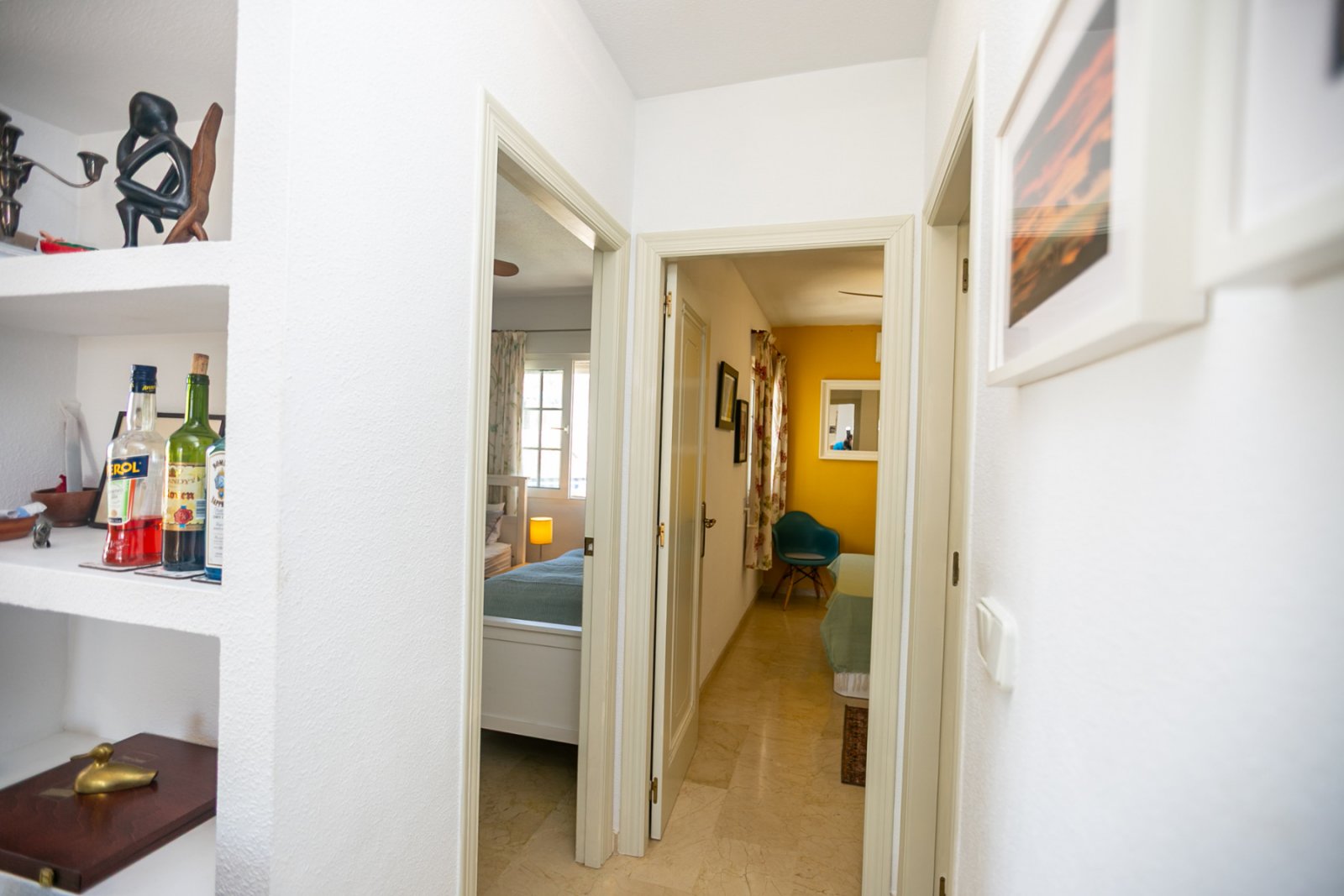 Entdecken Sie diesen wunderschönen Bungalow im Obergeschoss in der beliebten Wohnanlage Residencial Jerez in Playa Flamenca, einer der begehrtesten W