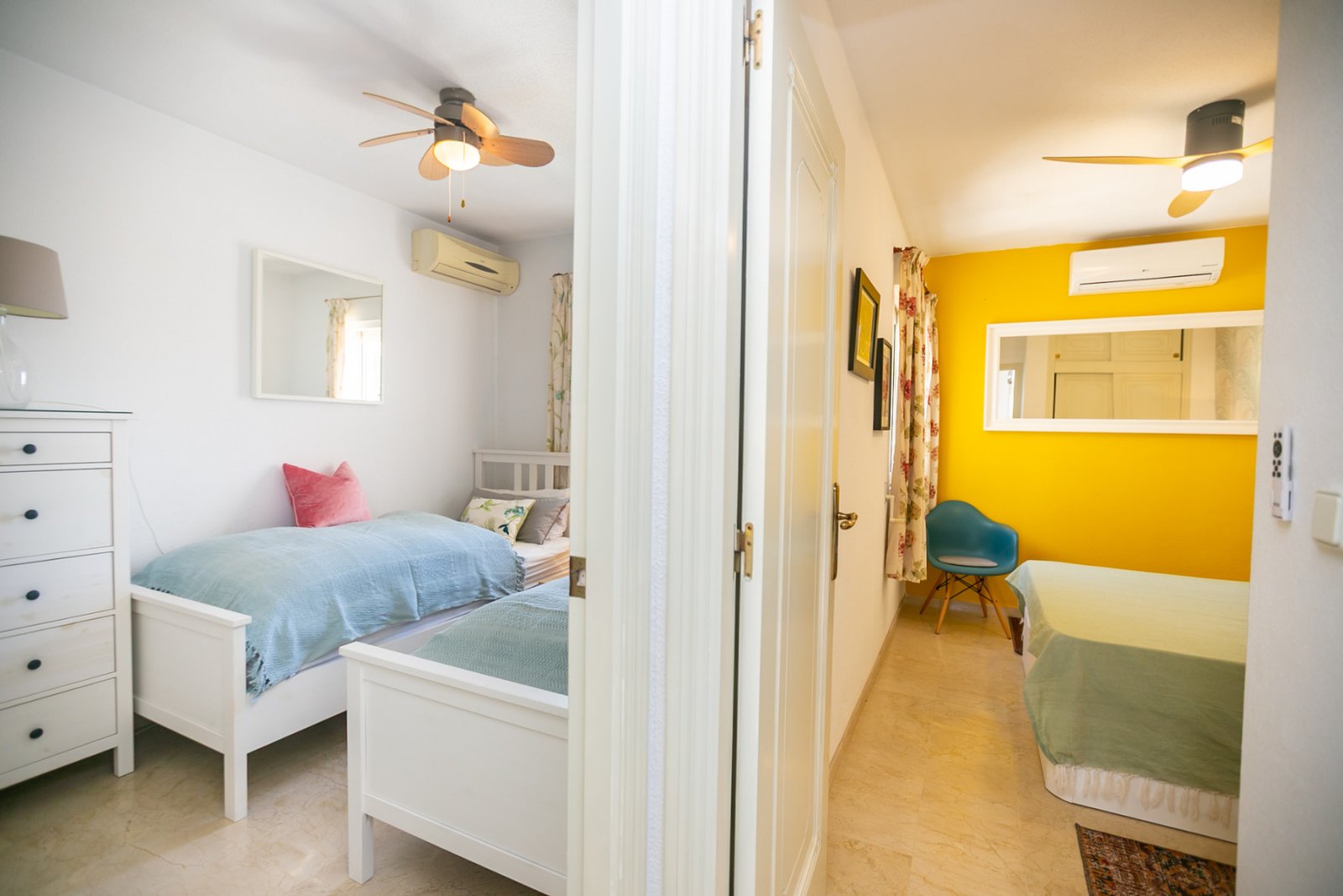 Entdecken Sie diesen wunderschönen Bungalow im Obergeschoss in der beliebten Wohnanlage Residencial Jerez in Playa Flamenca, einer der begehrtesten W