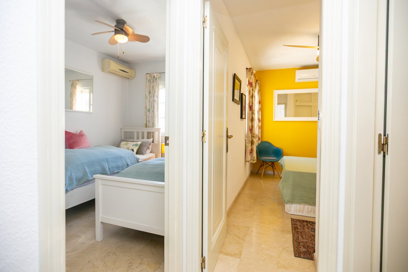 Entdecken Sie diesen wunderschönen Bungalow im Obergeschoss in der beliebten Wohnanlage Residencial Jerez in Playa Flamenca, einer der begehrtesten W