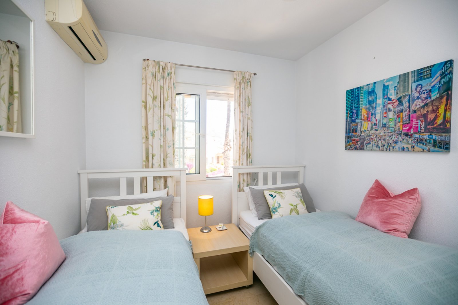 Entdecken Sie diesen wunderschönen Bungalow im Obergeschoss in der beliebten Wohnanlage Residencial Jerez in Playa Flamenca, einer der begehrtesten W
