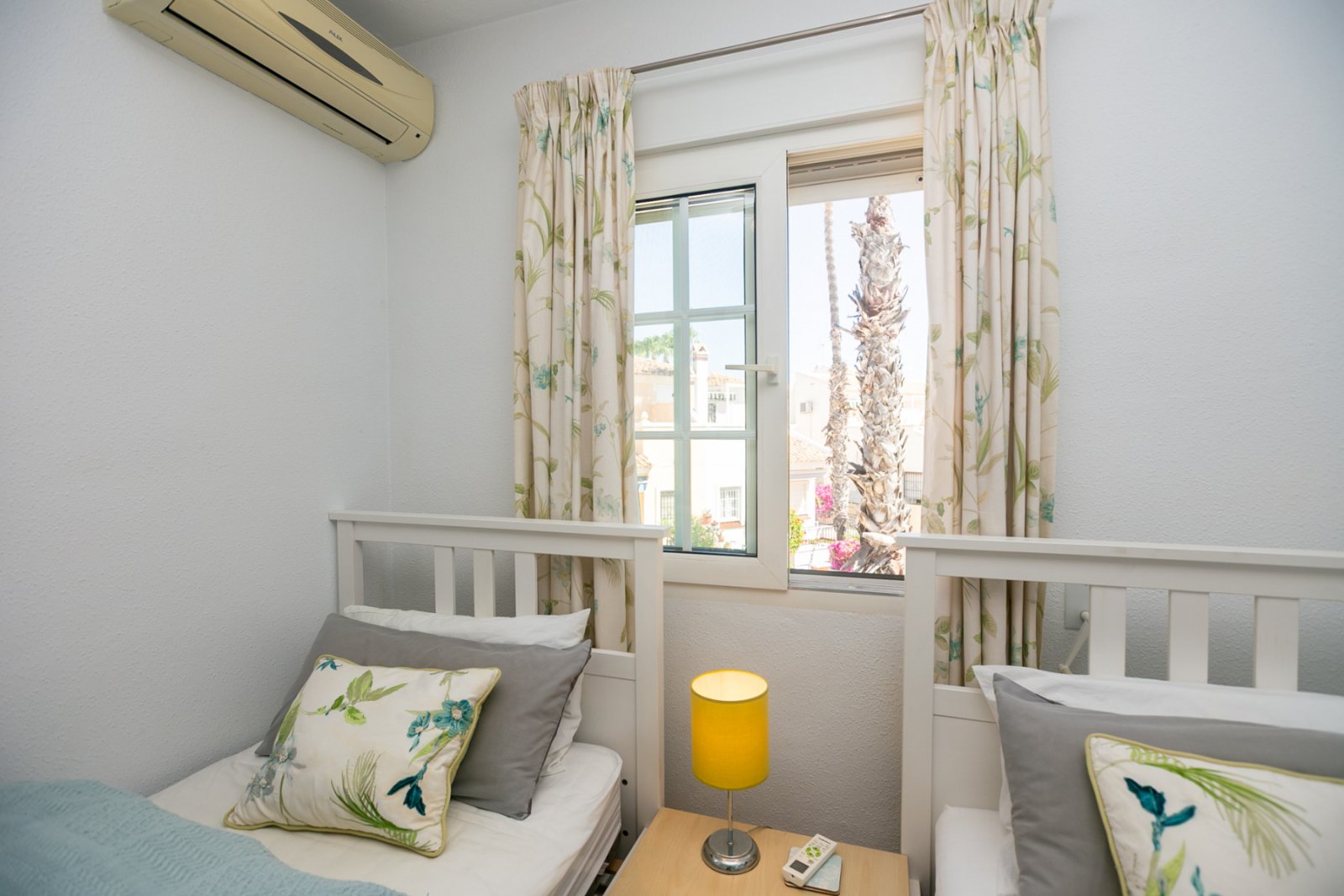 Entdecken Sie diesen wunderschönen Bungalow im Obergeschoss in der beliebten Wohnanlage Residencial Jerez in Playa Flamenca, einer der begehrtesten W