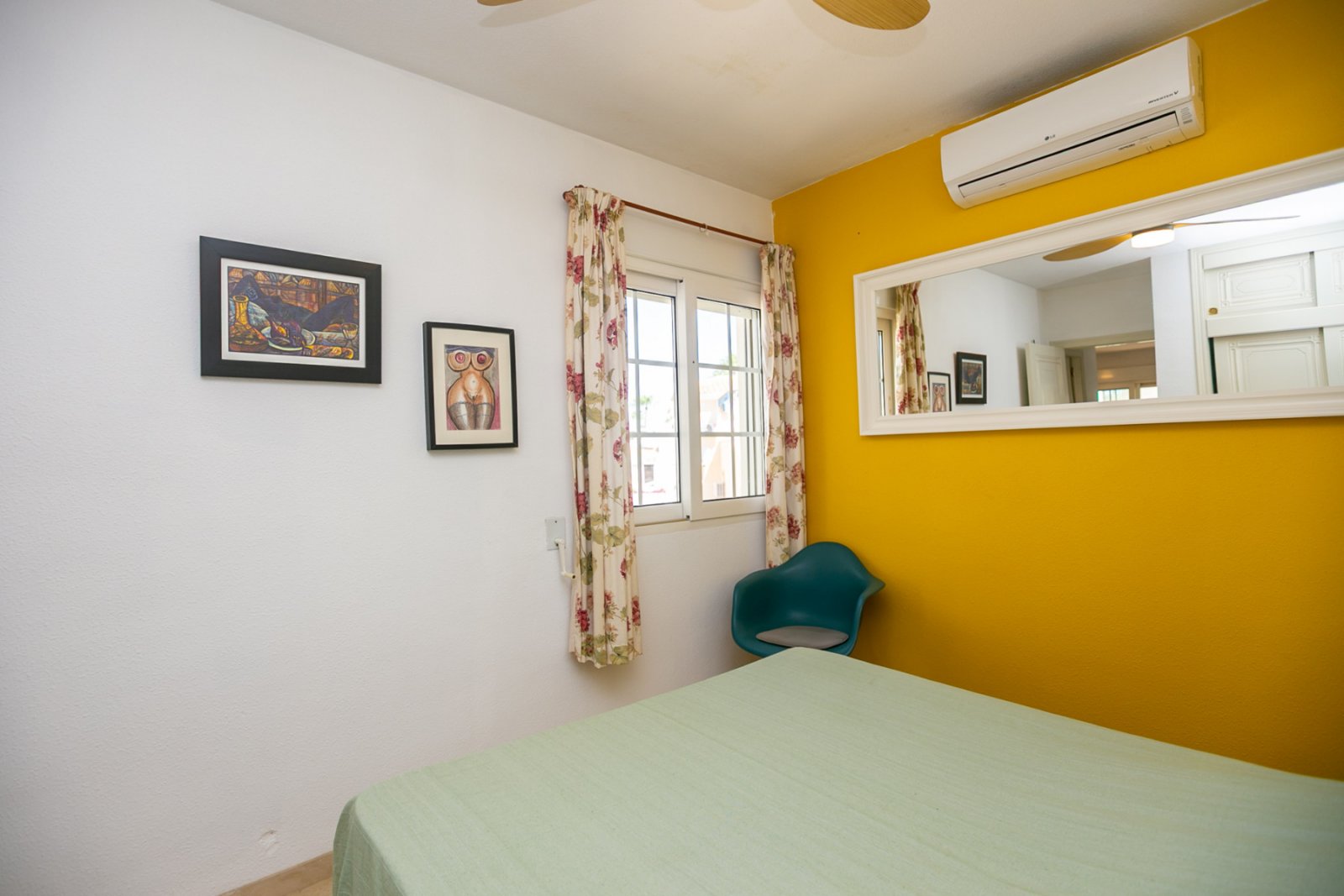 Entdecken Sie diesen wunderschönen Bungalow im Obergeschoss in der beliebten Wohnanlage Residencial Jerez in Playa Flamenca, einer der begehrtesten W