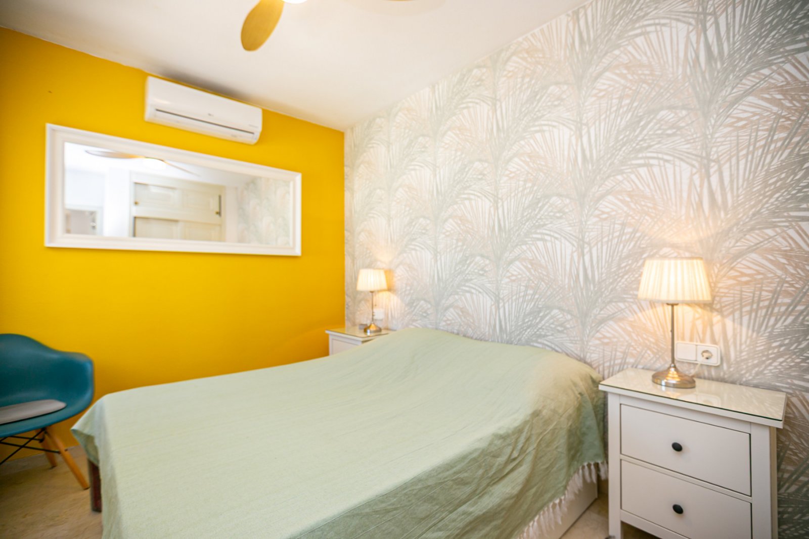 Entdecken Sie diesen wunderschönen Bungalow im Obergeschoss in der beliebten Wohnanlage Residencial Jerez in Playa Flamenca, einer der begehrtesten W