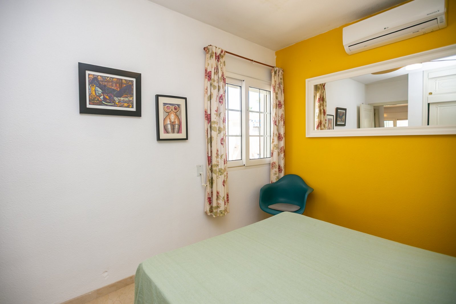 Entdecken Sie diesen wunderschönen Bungalow im Obergeschoss in der beliebten Wohnanlage Residencial Jerez in Playa Flamenca, einer der begehrtesten W