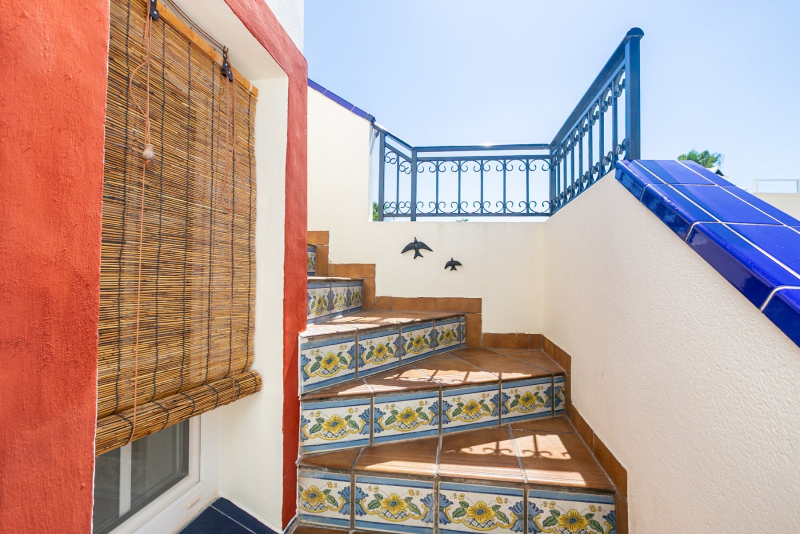 Entdecken Sie diesen wunderschönen Bungalow im Obergeschoss in der beliebten Wohnanlage Residencial Jerez in Playa Flamenca, einer der begehrtesten W