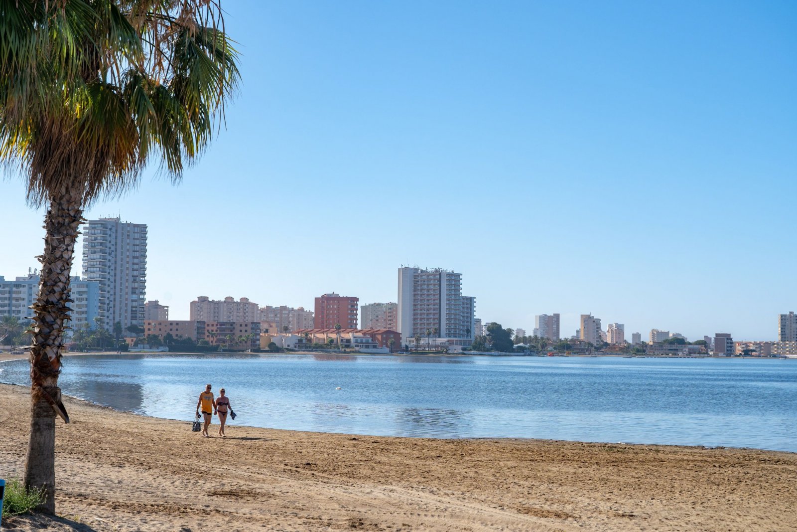 Im prestigeträchtigen Umfeld des La Manga Club gelegen, bietet diese Wohnanlage eine exklusive Auswahl von 19 Bungalows. Entworfen, um die Bedürfniss
