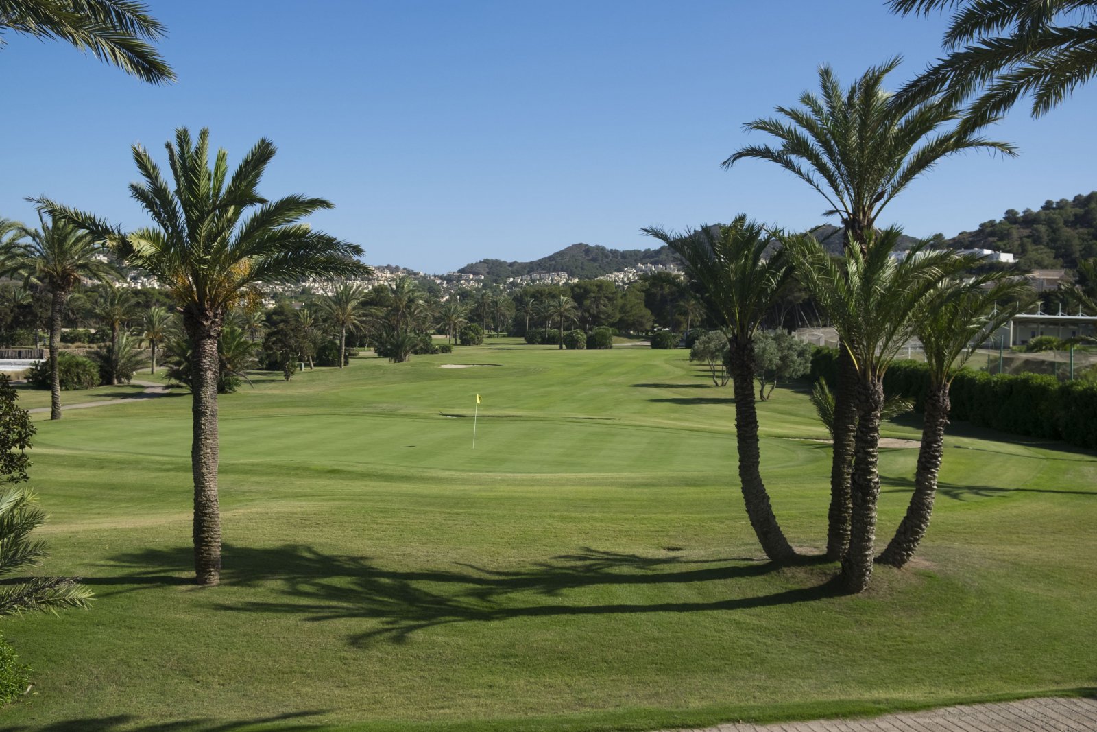 Im prestigeträchtigen Umfeld des La Manga Club gelegen, bietet diese Wohnanlage eine exklusive Auswahl von 19 Bungalows. Entworfen, um die Bedürfniss