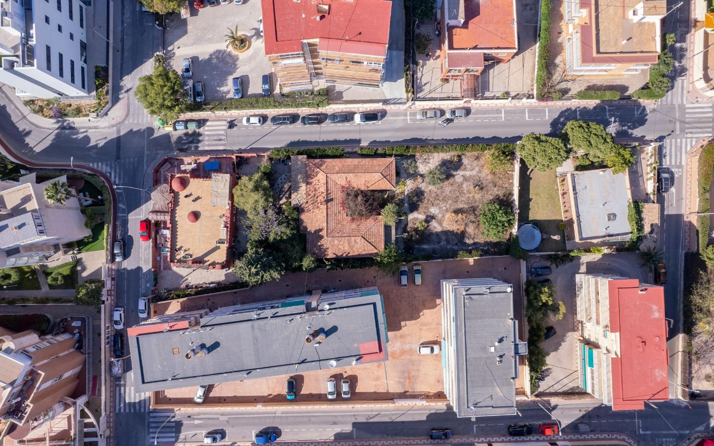 In der charmanten Stadt El Campello gelegen, bietet diese exklusive Wohnanlage eine Auswahl an Apartments, Erdgeschossen und Penthäusern, die alle da
