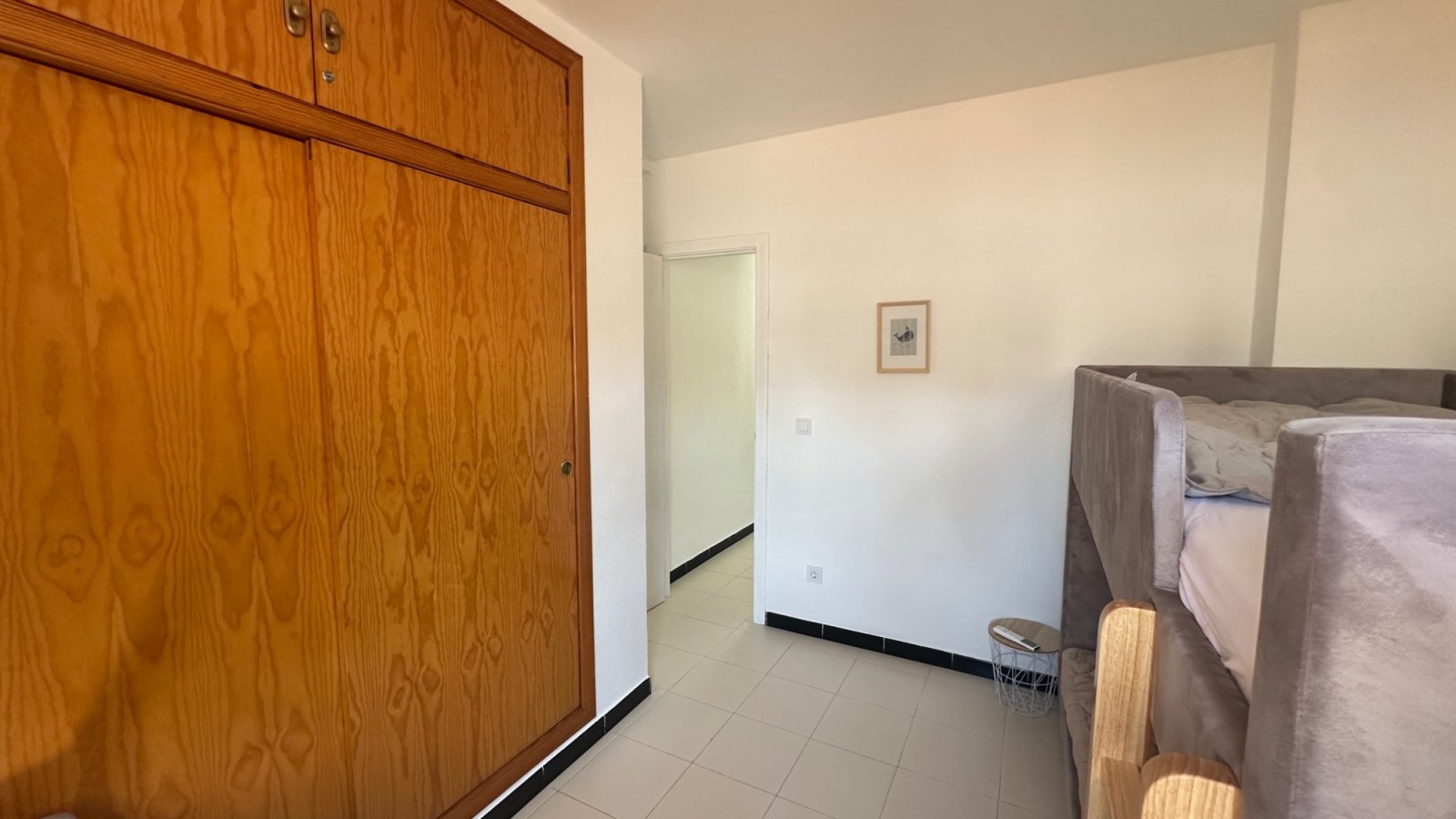 Willkommen in diesem charmanten Reihenhaus in der beliebten Gegend von La Mata, Torrevieja. Die Immobilie verfügt über 3 Schlafzimmer und 2 Badezimme