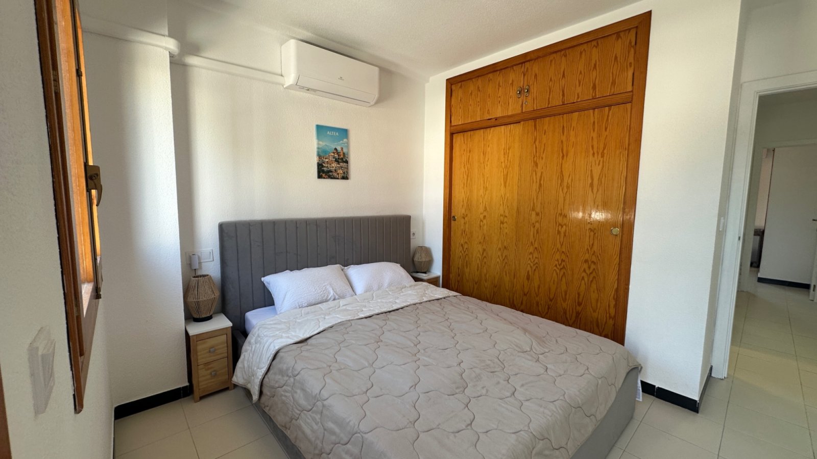 Willkommen in diesem charmanten Reihenhaus in der beliebten Gegend von La Mata, Torrevieja. Die Immobilie verfügt über 3 Schlafzimmer und 2 Badezimme