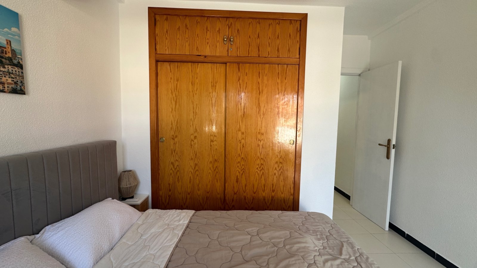 Willkommen in diesem charmanten Reihenhaus in der beliebten Gegend von La Mata, Torrevieja. Die Immobilie verfügt über 3 Schlafzimmer und 2 Badezimme