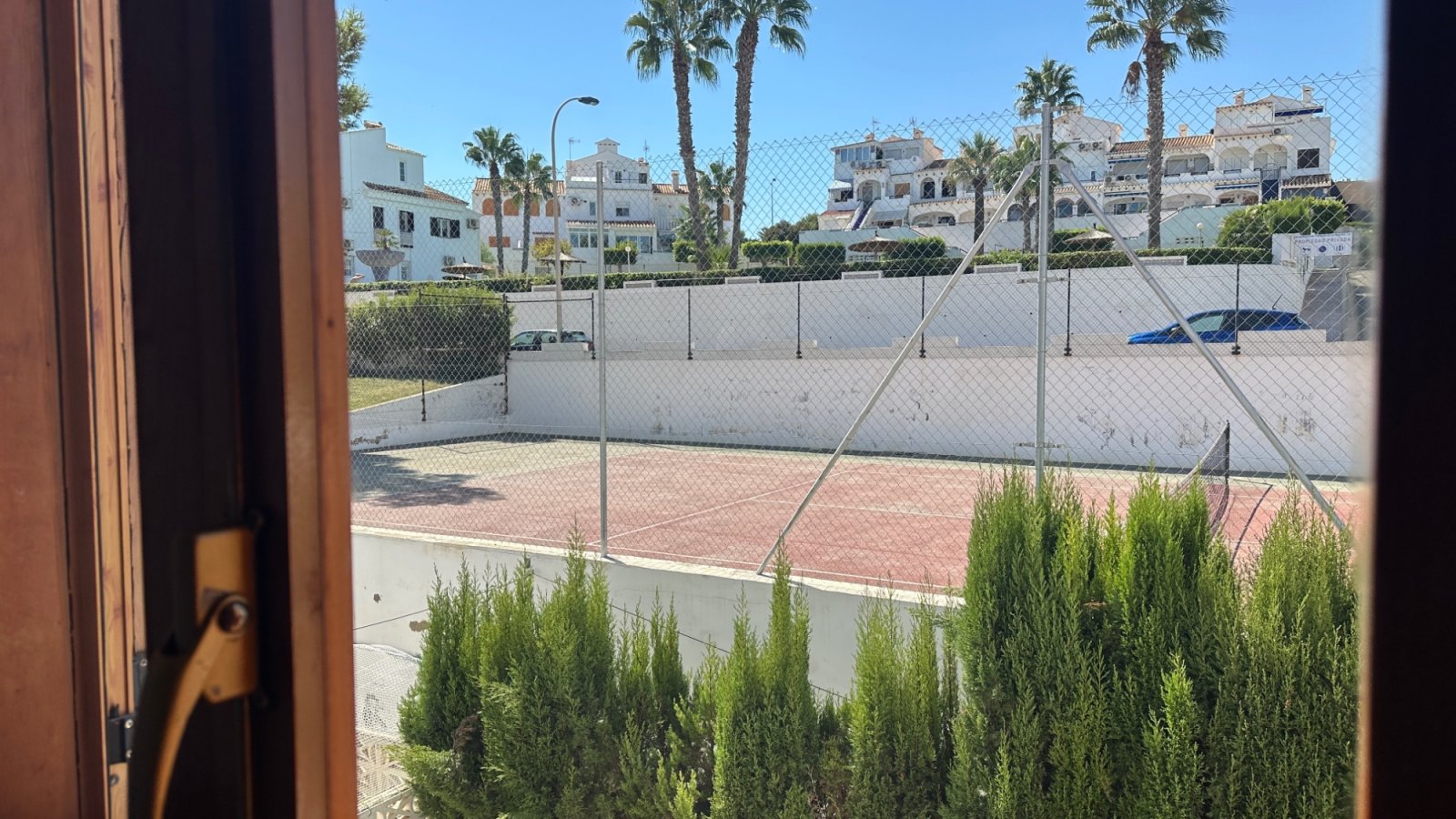 Willkommen in diesem charmanten Reihenhaus in der beliebten Gegend von La Mata, Torrevieja. Die Immobilie verfügt über 3 Schlafzimmer und 2 Badezimme