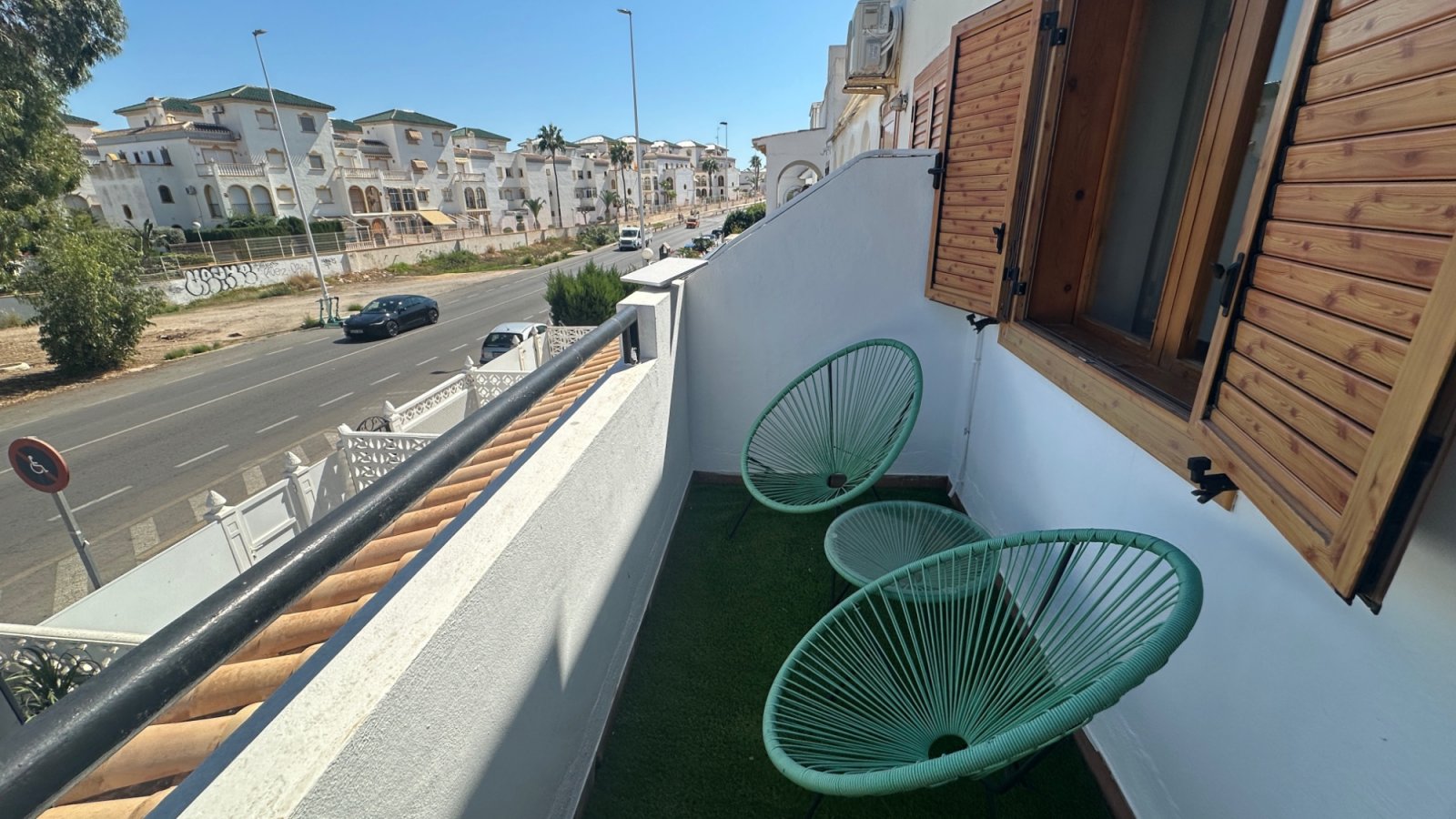 Willkommen in diesem charmanten Reihenhaus in der beliebten Gegend von La Mata, Torrevieja. Die Immobilie verfügt über 3 Schlafzimmer und 2 Badezimme