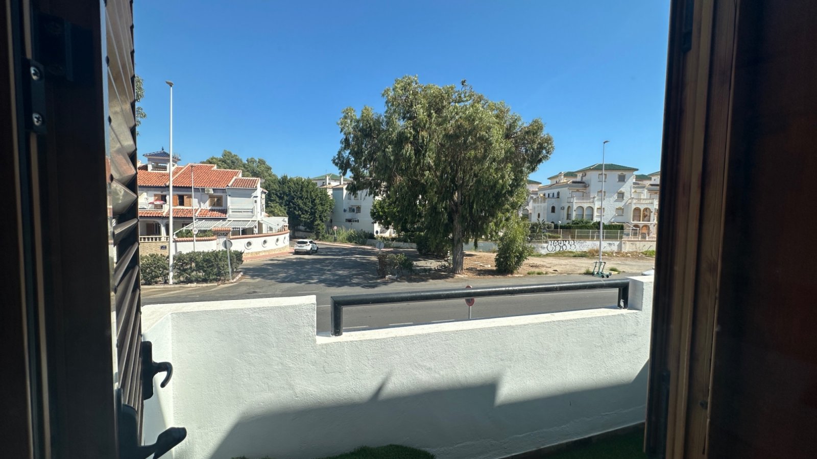 Willkommen in diesem charmanten Reihenhaus in der beliebten Gegend von La Mata, Torrevieja. Die Immobilie verfügt über 3 Schlafzimmer und 2 Badezimme
