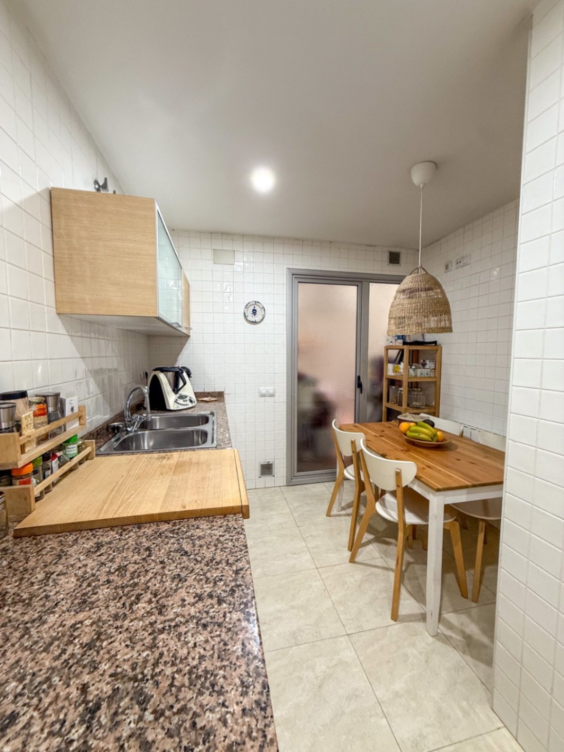 Helles und geräumiges Familienhaus zum Verkauf in Mas Mila, Olivella, mit 100 m² Wohnfläche und einem großzügigen 100 m² großen privaten Außenbereich.