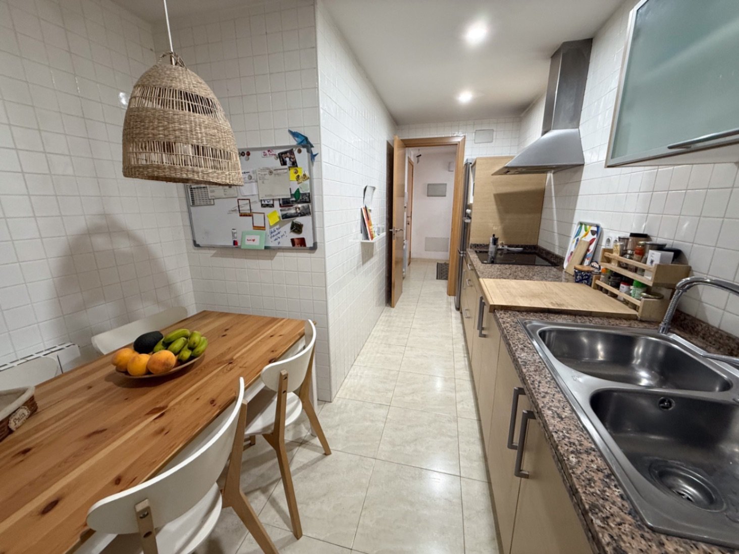 Helles und geräumiges Familienhaus zum Verkauf in Mas Mila, Olivella, mit 100 m² Wohnfläche und einem großzügigen 100 m² großen privaten Außenbereich.