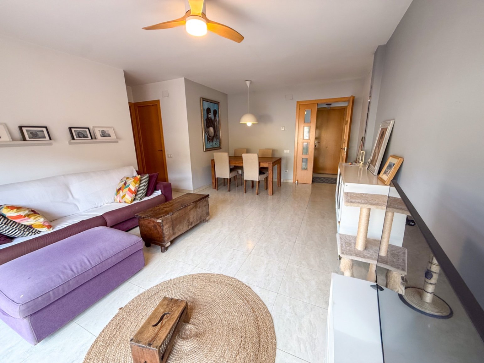 Helles und geräumiges Familienhaus zum Verkauf in Mas Mila, Olivella, mit 100 m² Wohnfläche und einem großzügigen 100 m² großen privaten Außenbereich.