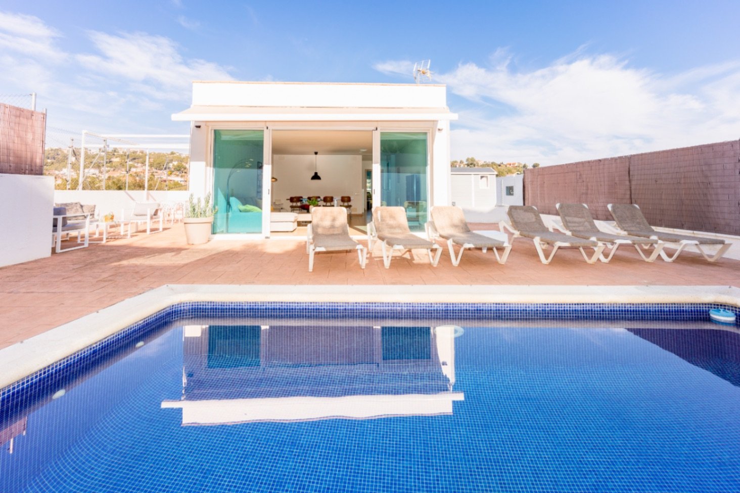Happy Expat freut sich, diese helle und geräumige Villa in der ruhigen Wohngegend von Las Colinas, Olivella, zu präsentieren, die von der schönen Land