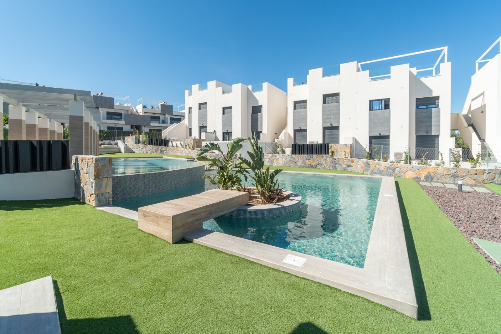Dieses attraktive Erdgeschoss-Apartment mit 3 Schlafzimmern und 2 Bädern liegt in der begehrten Wohngegend Los Balcones in Torrevieja und ist Teil ei