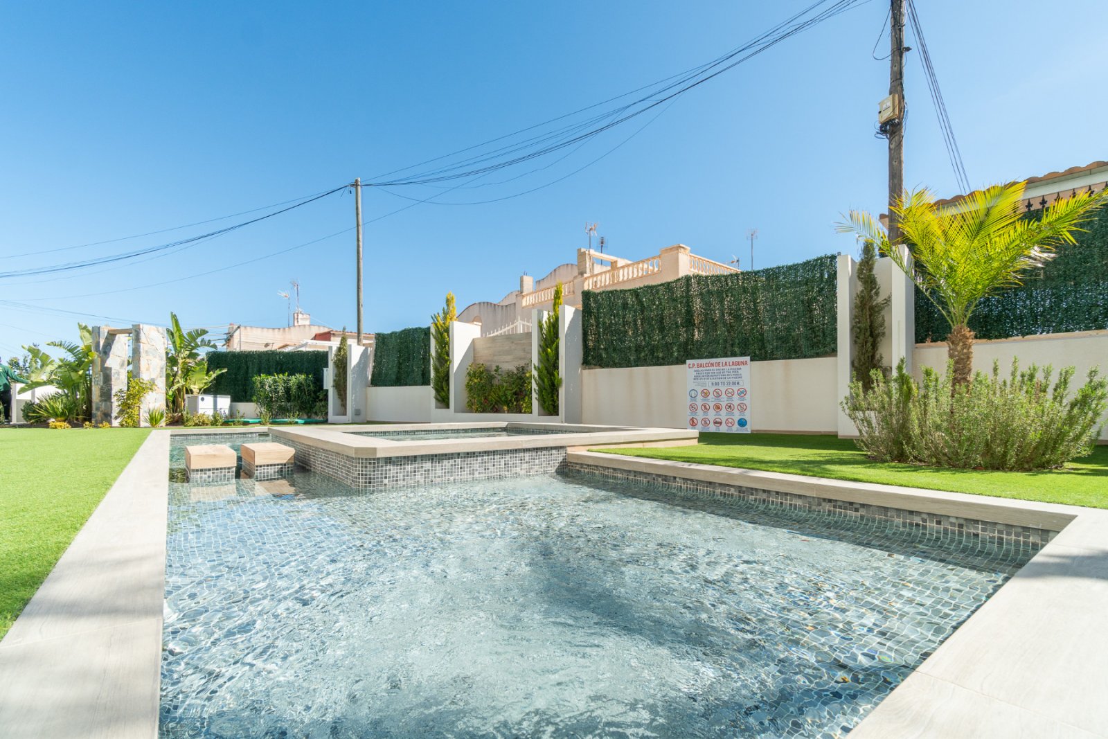 Dieses attraktive Erdgeschoss-Apartment mit 3 Schlafzimmern und 2 Bädern liegt in der begehrten Wohngegend Los Balcones in Torrevieja und ist Teil ei