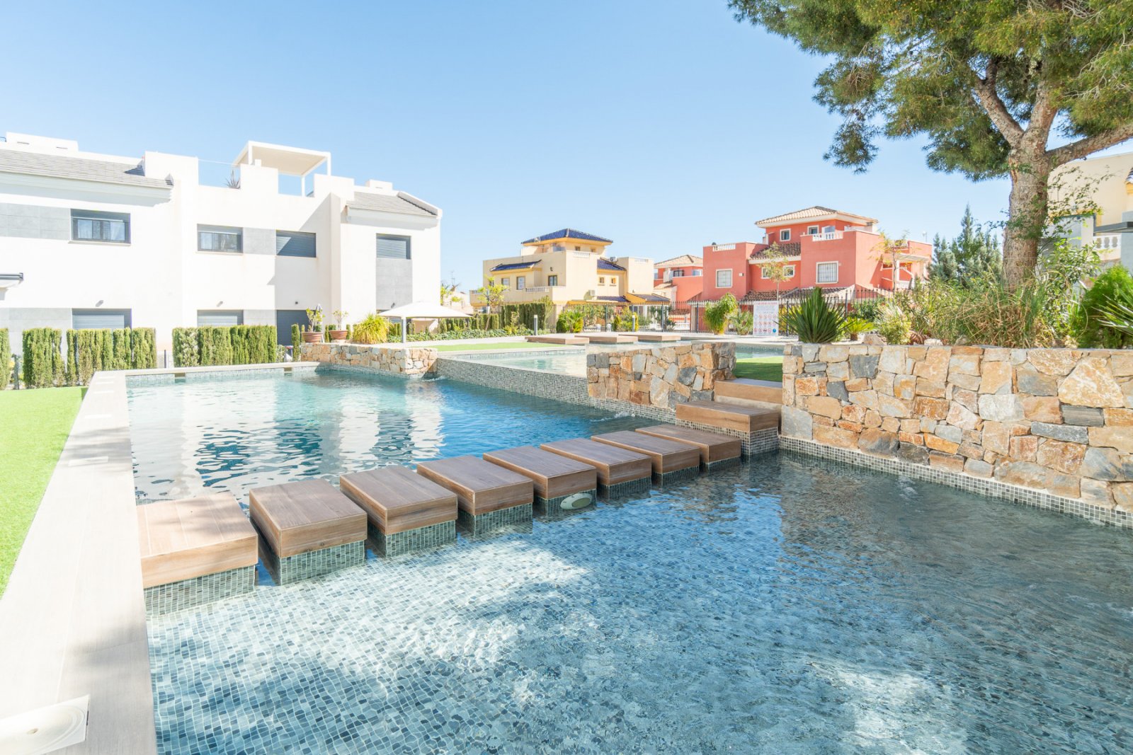 Dieses attraktive Erdgeschoss-Apartment mit 3 Schlafzimmern und 2 Bädern liegt in der begehrten Wohngegend Los Balcones in Torrevieja und ist Teil ei
