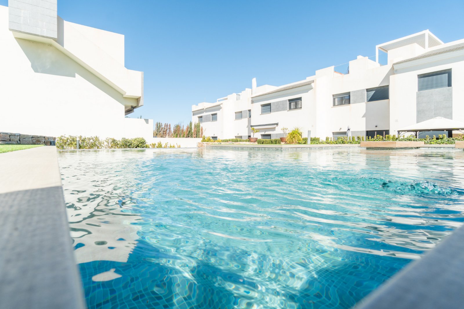 Dieses attraktive Erdgeschoss-Apartment mit 3 Schlafzimmern und 2 Bädern liegt in der begehrten Wohngegend Los Balcones in Torrevieja und ist Teil ei