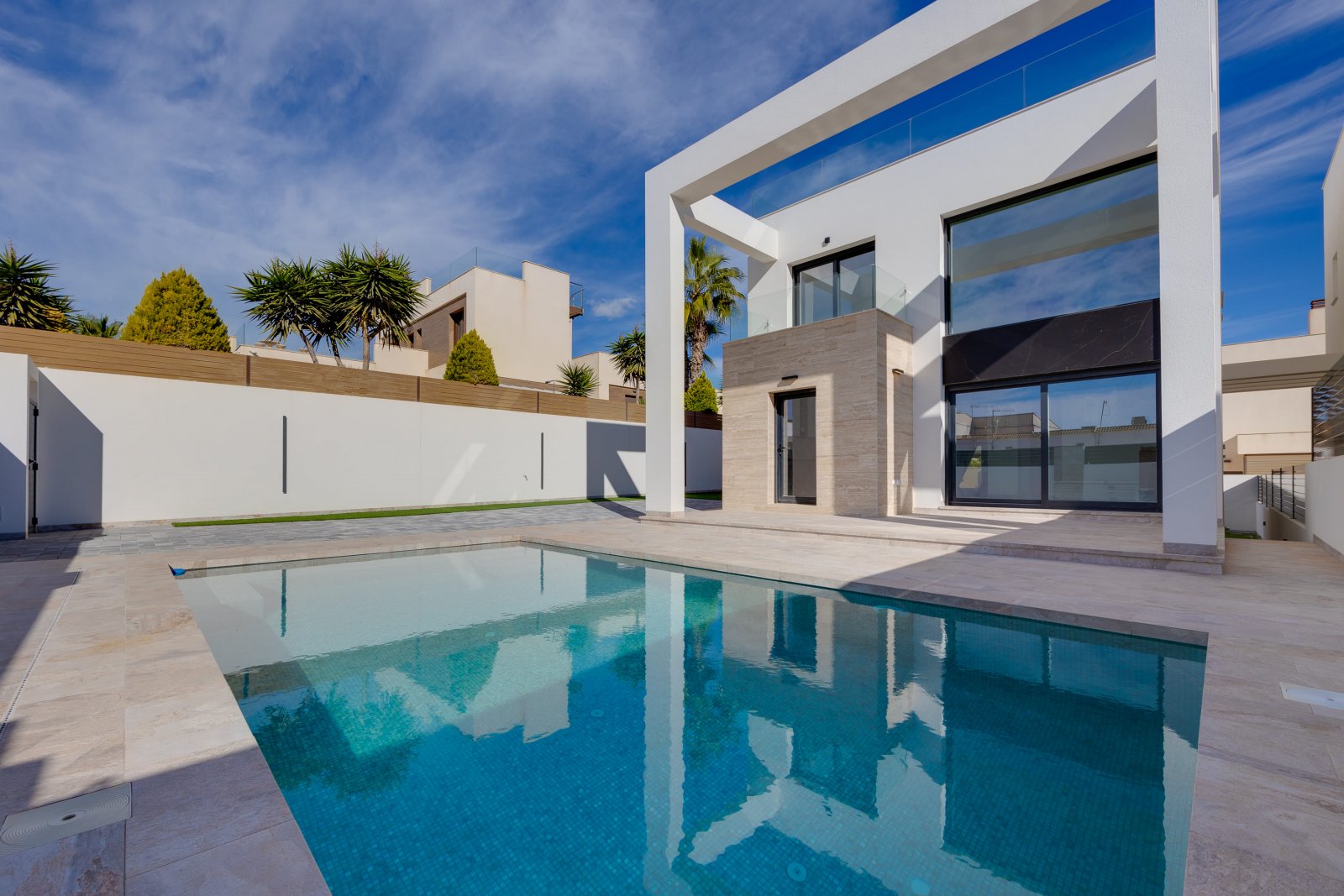 Torrevieja:  Diese in der charmanten Stadt Torrevieja gelegenen Reihenhäuser bieten eine einzigartige Gelegenheit, das Leben an der Costa Blanca zu genießen. Mit  
