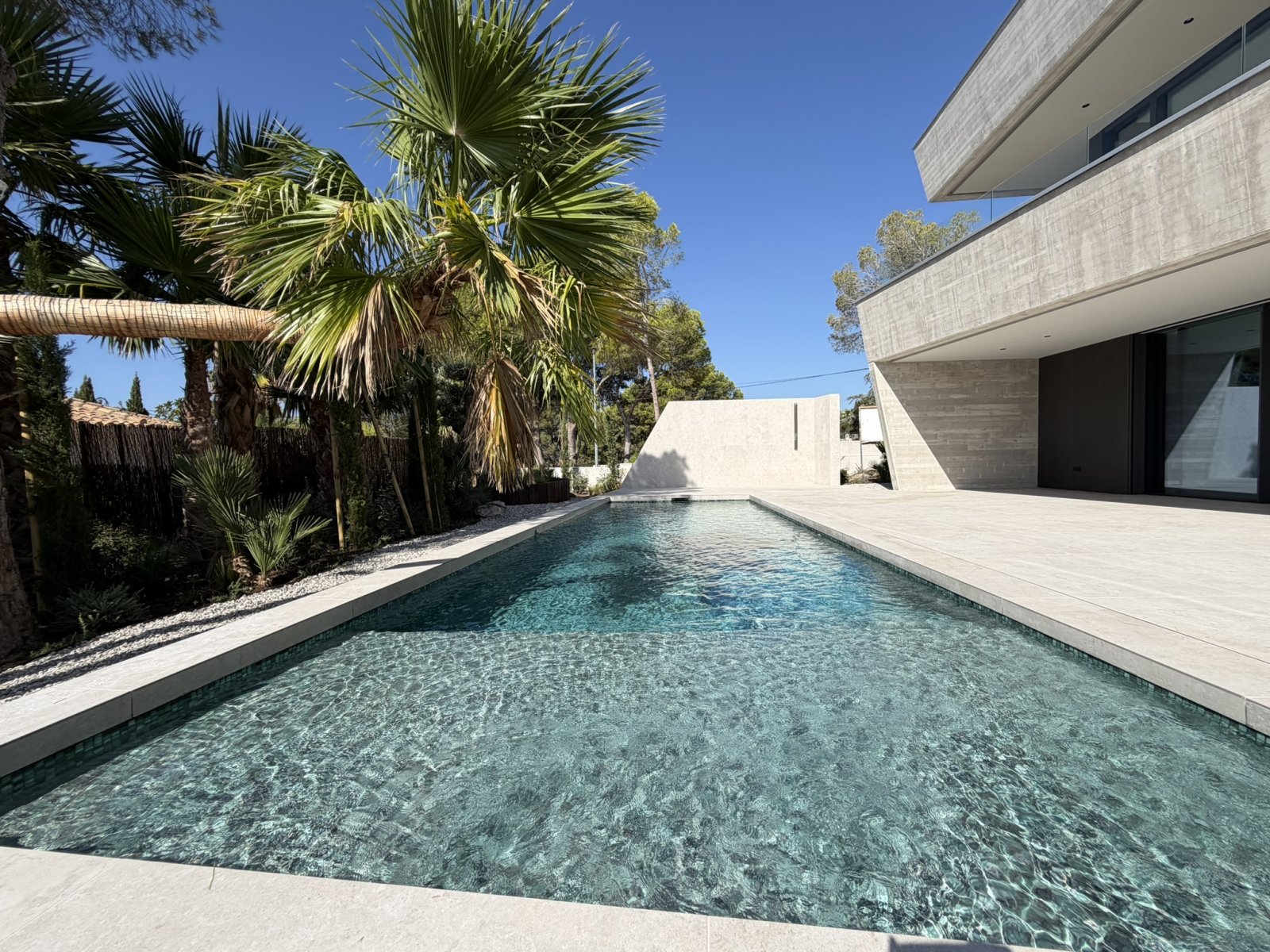 In der exklusiven Gegend von Altea gelegen, bietet diese Villa eine privilegierte Umgebung nur 2 km vom Meer entfernt. Mit einem Design, das Eleganz