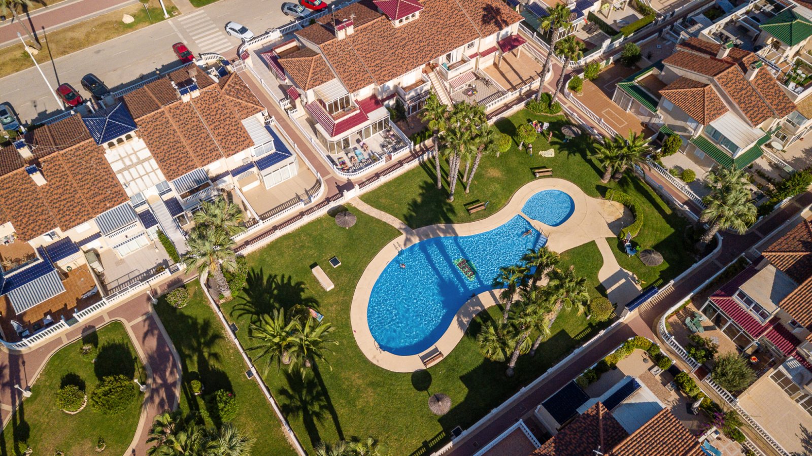 Charmante Erdgeschosswohnung in der beliebten Urbanisation Zenia Mar II in Playa Flamenca. Die Wohnung erstreckt sich über eine Etage, bietet eine Wo