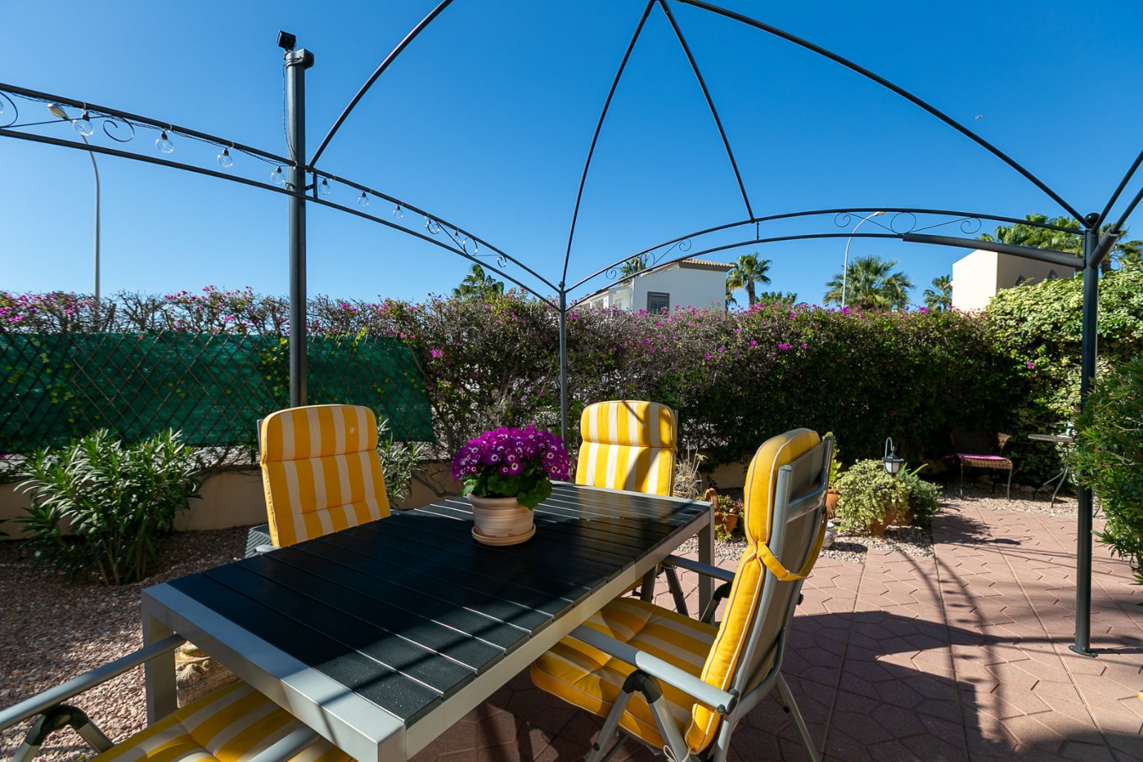 Entdecken Sie diesen charmanten Bungalow im Erdgeschoss, gelegen in einer der schönsten und charaktervollsten Wohnanlagen in Playa Flamenca. Eine typ