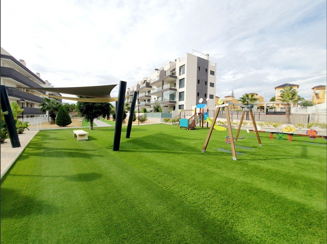 Discover this superb modern flat situated on the 2nd floor (with lift access) within the prestigious, secure Valentino Golf residence. Ideally facin