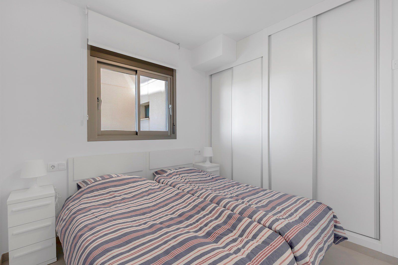  Entdecken Sie diese moderne und elegante Wohnung, die vollständig bezugsfertig ist und sich im beliebten Stadtteil Villamartín befindet. Die Wohnung 