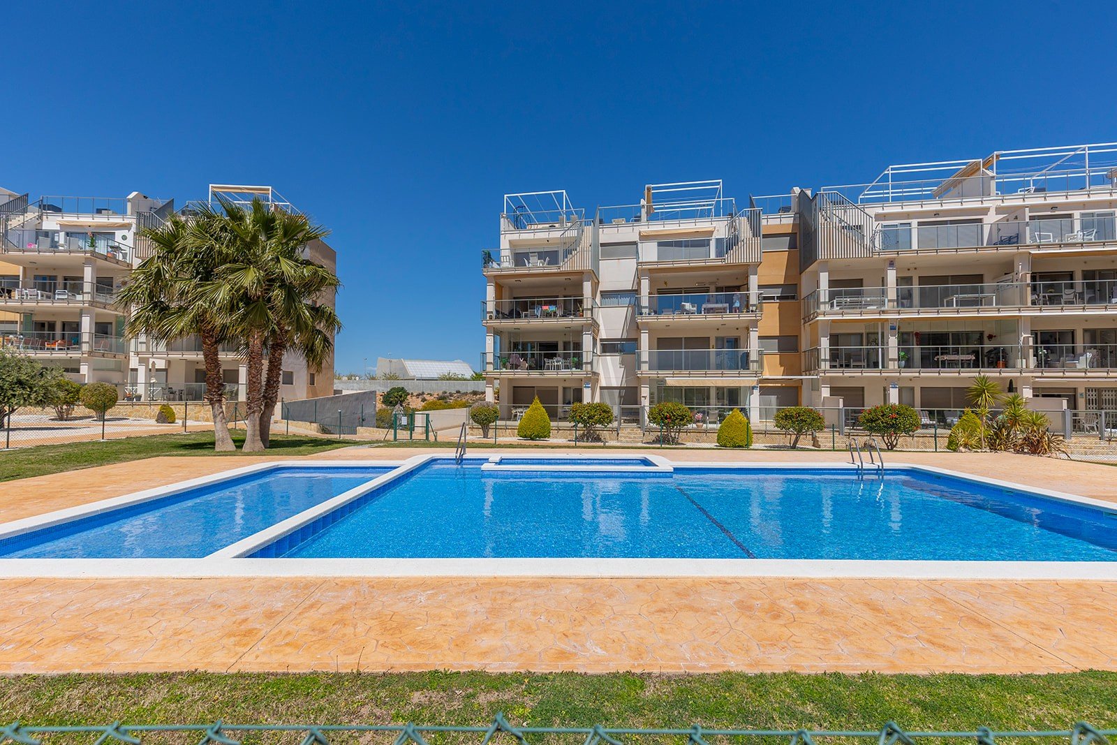  Entdecken Sie diese moderne und elegante Wohnung, die vollständig bezugsfertig ist und sich im beliebten Stadtteil Villamartín befindet. Die Wohnung 