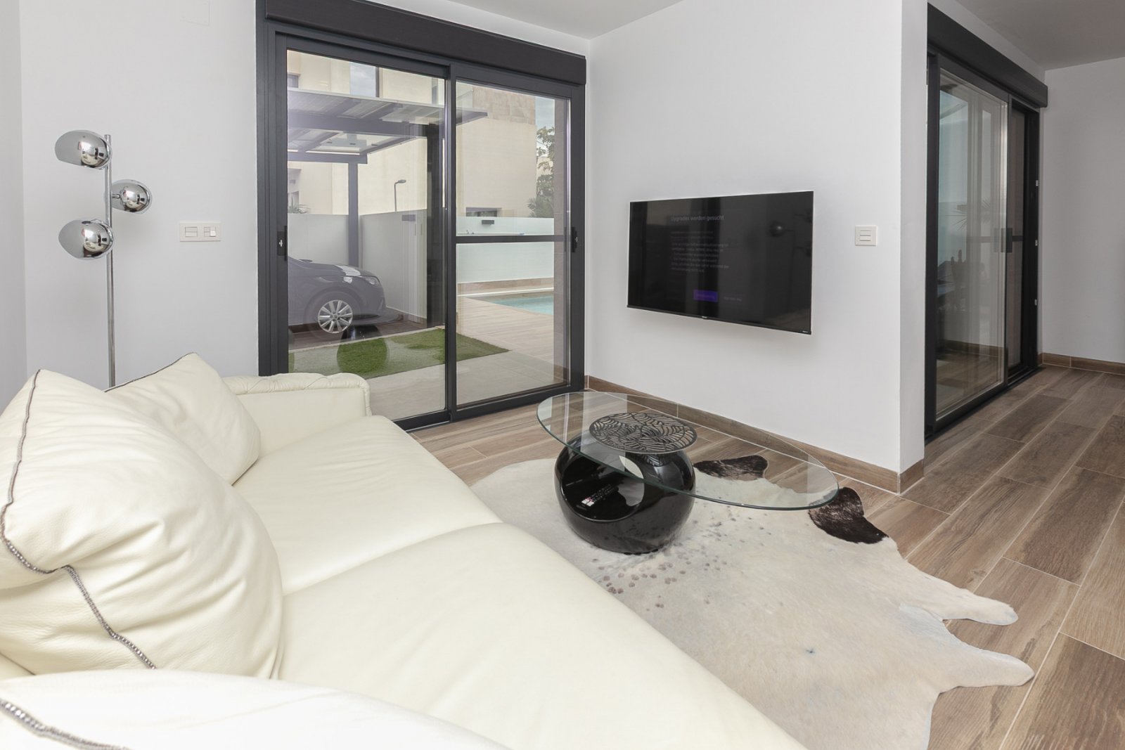 Wir präsentieren Ihnen diese exklusive freistehende Villa in La Herrada, Los Montesinos, eine der gefragtesten Wohngegenden der Costa Blanca aufgrund