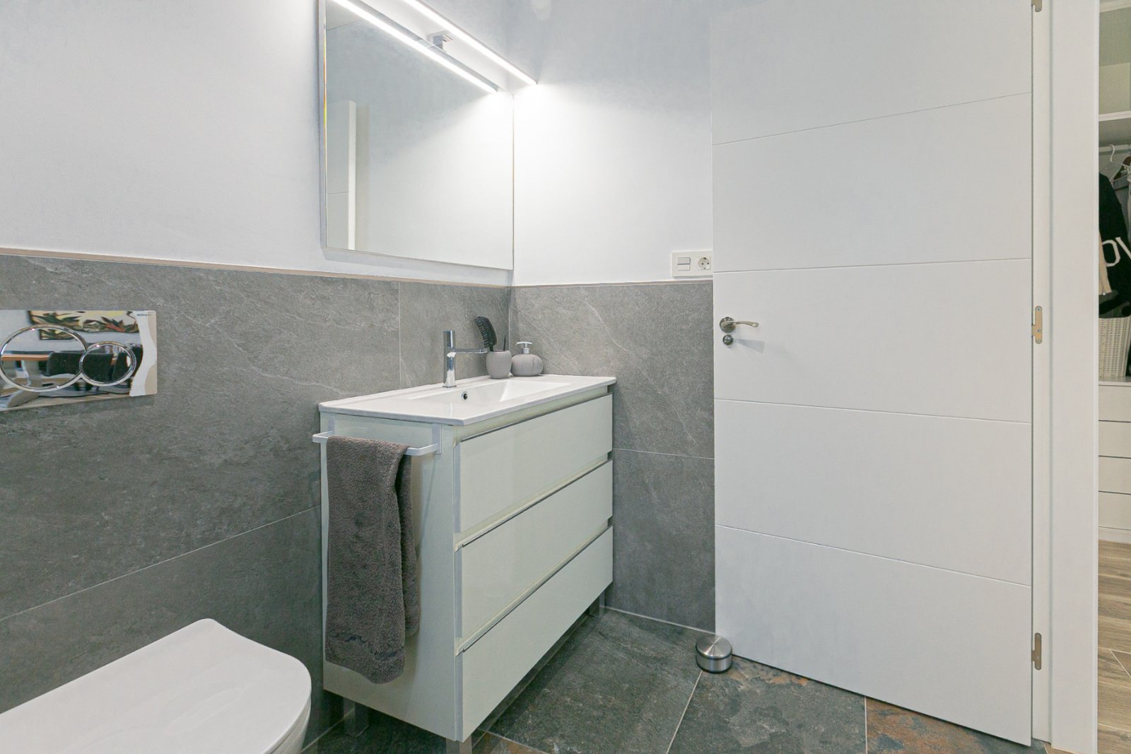 Wir präsentieren Ihnen diese exklusive freistehende Villa in La Herrada, Los Montesinos, eine der gefragtesten Wohngegenden der Costa Blanca aufgrund
