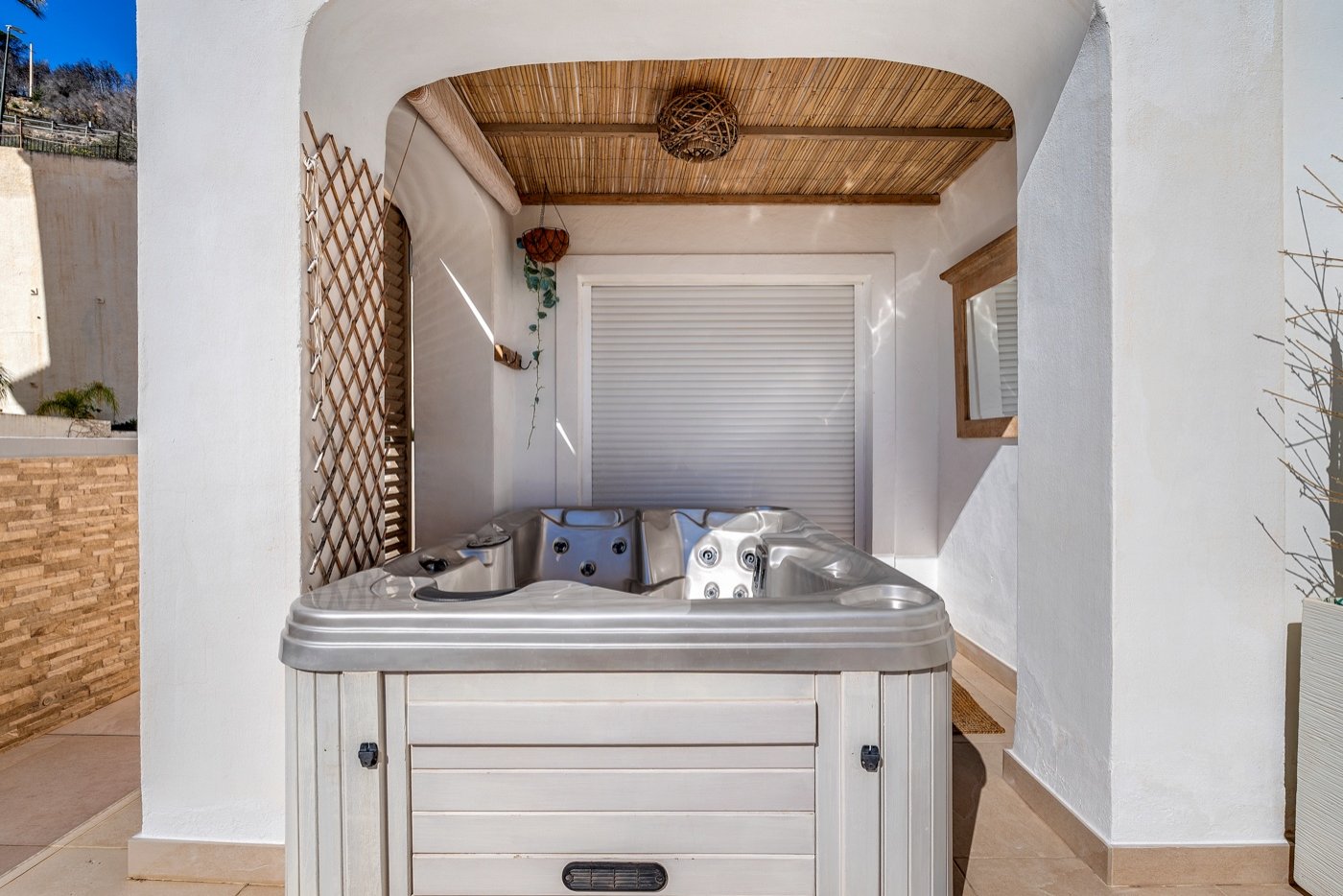 This beautifully renovated apartment is located in an excellently maintained resort with beautifully landscaped gardens and a communal swimming pool