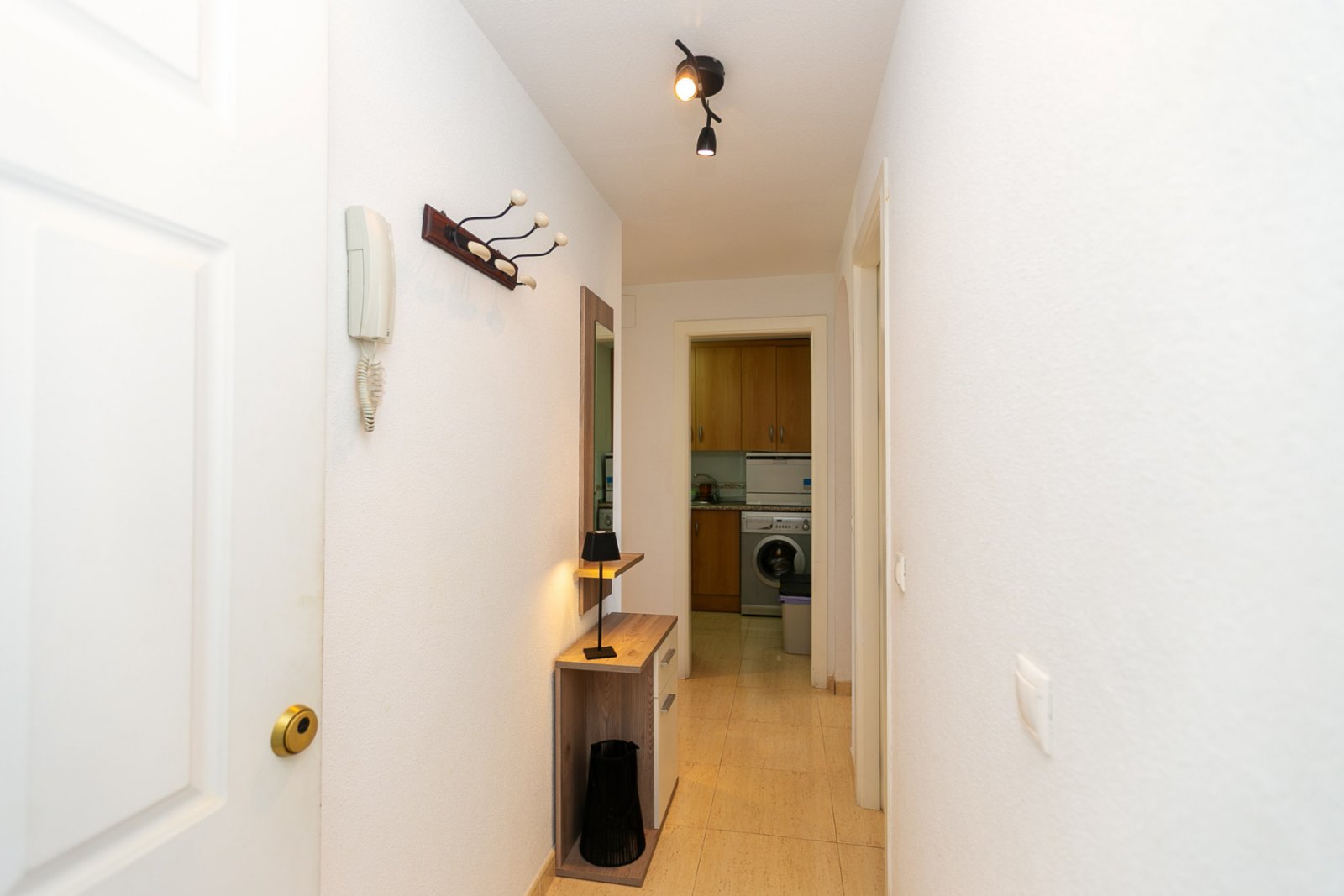Entdecken Sie diese fantastische Wohnung in der prestigeträchtigen Wohnanlage Los Altos de Campoamor, einer der bekanntesten und gefragtesten Urbanis