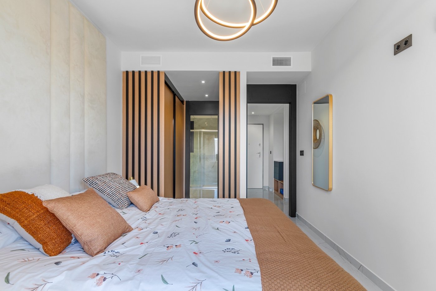 Diese zweistöckige Wohnung befindet sich im exklusiven Wohnkomplex Amanecer Deluxe und bietet eine ideale Kombination aus Lage, Komfort und Meerblick