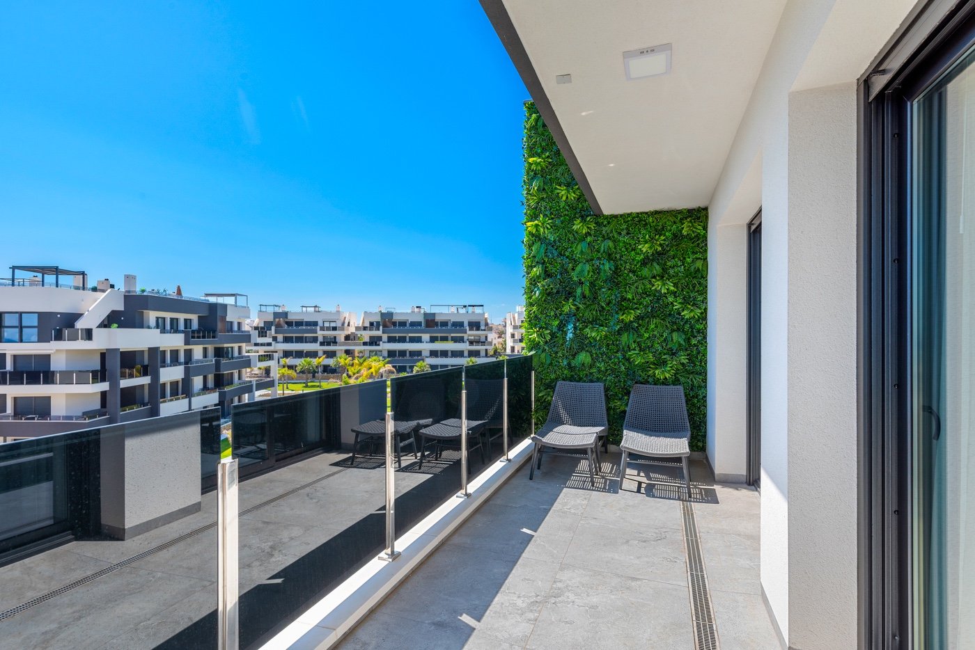 Diese zweistöckige Wohnung befindet sich im exklusiven Wohnkomplex Amanecer Deluxe und bietet eine ideale Kombination aus Lage, Komfort und Meerblick