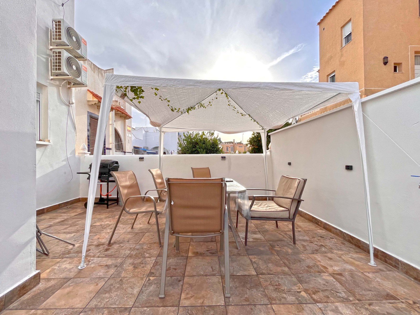 Dieses wunderschön renovierte, einstöckige Haus im Herzen von Playa Flamenca bietet die perfekte Kombination aus modernem Komfort und Außenwohnbereic