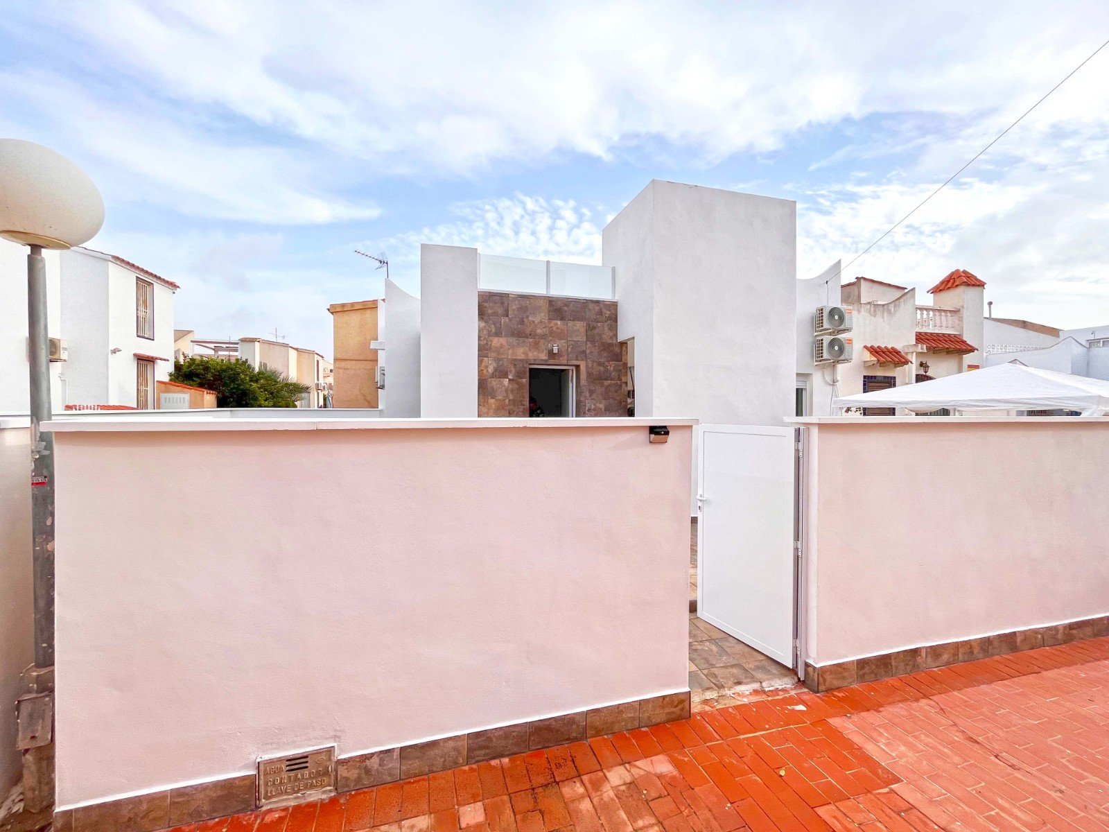 Dieses wunderschön renovierte, einstöckige Haus im Herzen von Playa Flamenca bietet die perfekte Kombination aus modernem Komfort und Außenwohnbereic