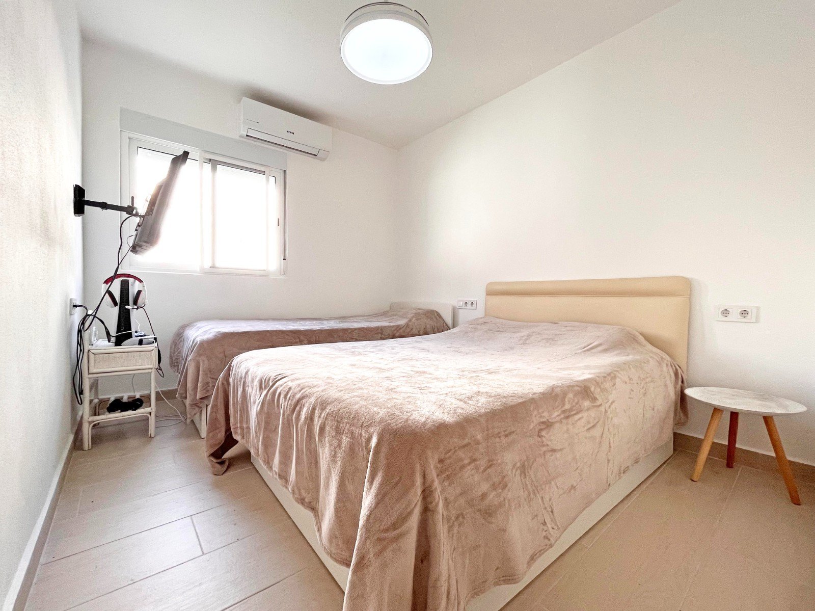 Dieses wunderschön renovierte, einstöckige Haus im Herzen von Playa Flamenca bietet die perfekte Kombination aus modernem Komfort und Außenwohnbereic