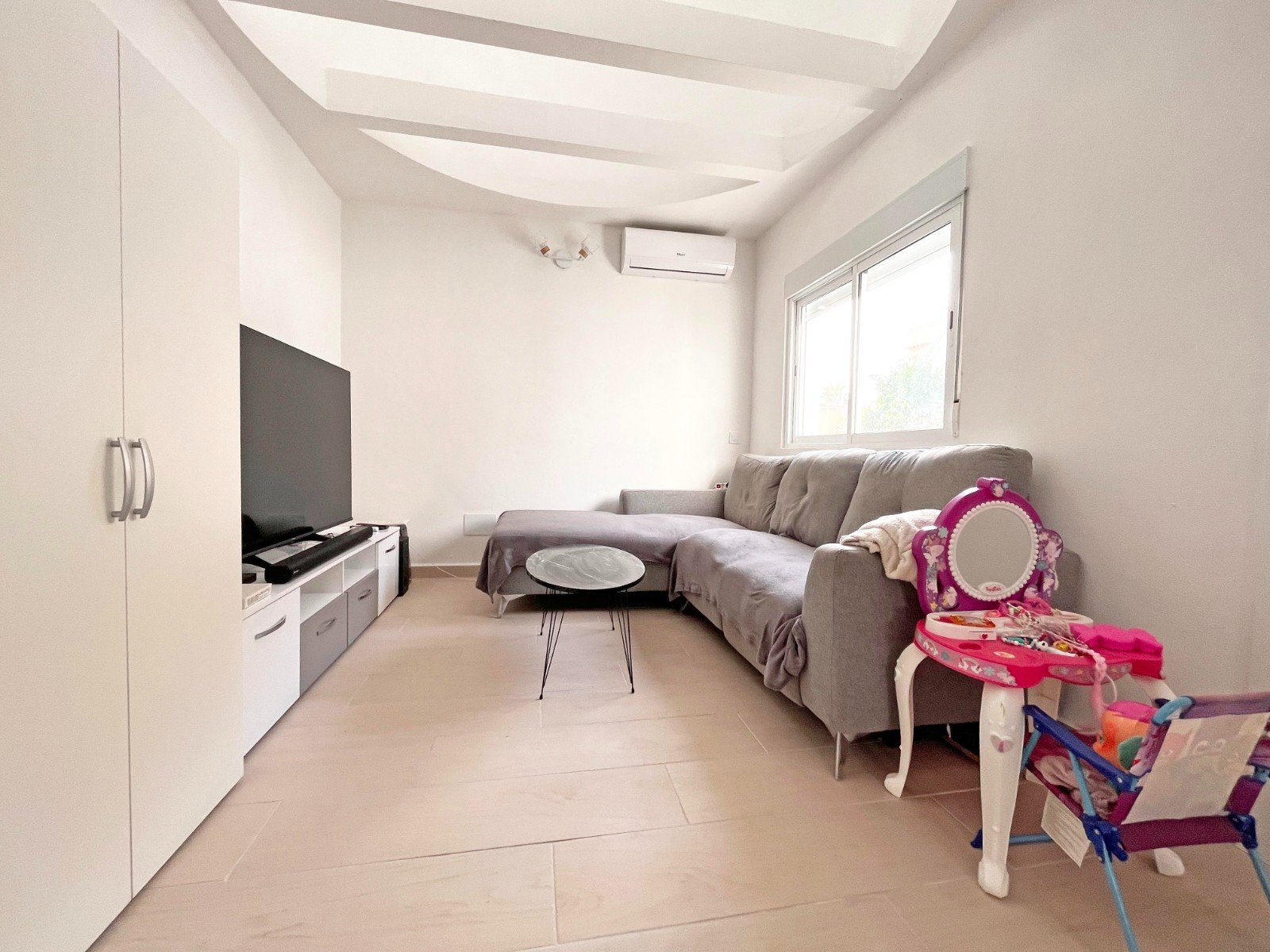 Dieses wunderschön renovierte, einstöckige Haus im Herzen von Playa Flamenca bietet die perfekte Kombination aus modernem Komfort und Außenwohnbereic