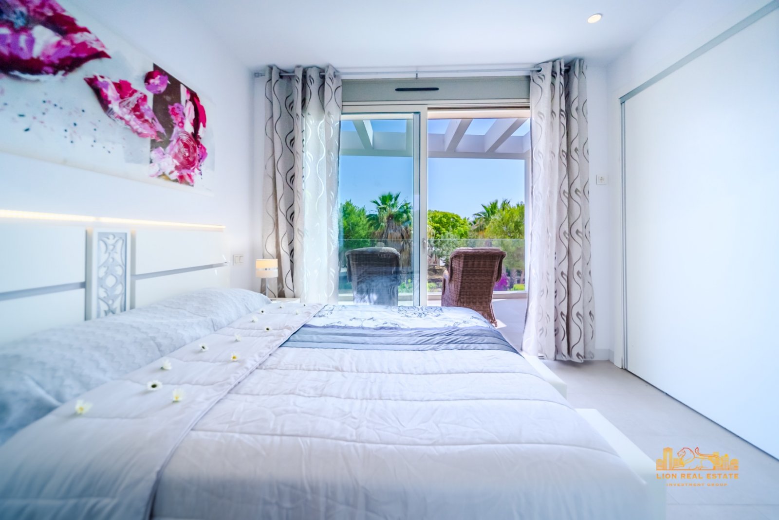 Welcome to this magnificent villa with modern design and state-of-the-art appliances, located in the sunny area of Villamartín! This stunning home i