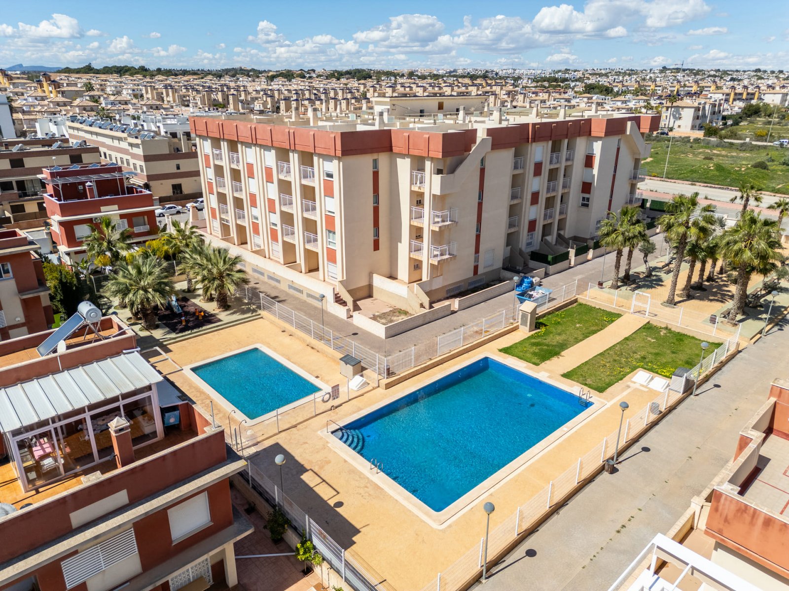 In der charmanten Stadt Orihuela gelegen, bietet diese Wohnanlage eine Vielzahl von Wohnoptionen, die unterschiedlichen Bedürfnissen und Lebensstilen