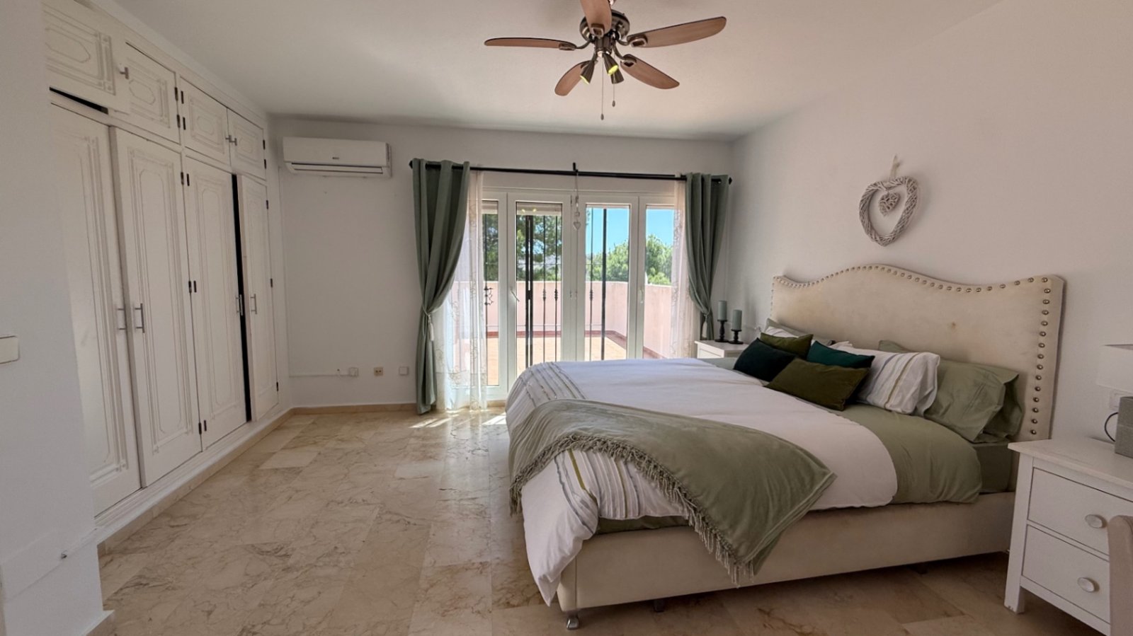 Große freistehende Villa mit 4 Schlafzimmern, 2 Bädern in erster Reihe zum Las Ramblas Golfplatz.
Diese sehr gut gepflegte Villa verfügt au