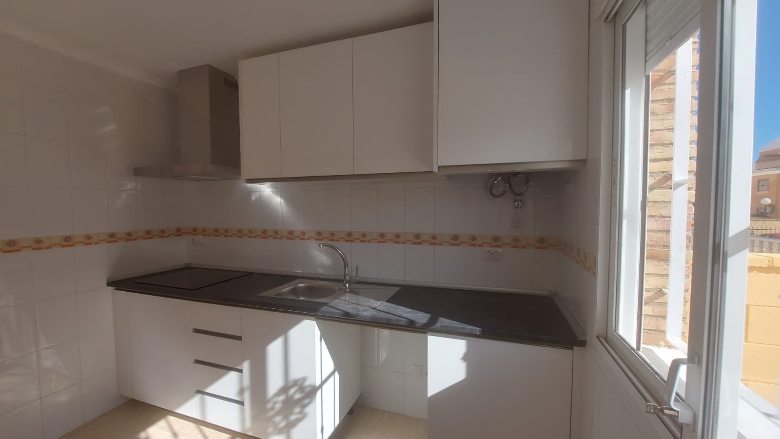 

Entdecken Sie diesen wunderschönen Bungalow auf zwei Etagen mit Dachterrasse, gelegen auf einem privaten Grundstück in d